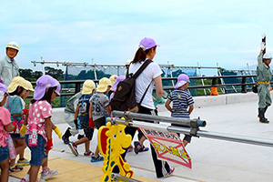 橋の建設現場での幼稚園生を招いてお絵かき大会