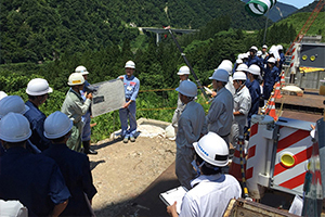 高校生の工事現場見学